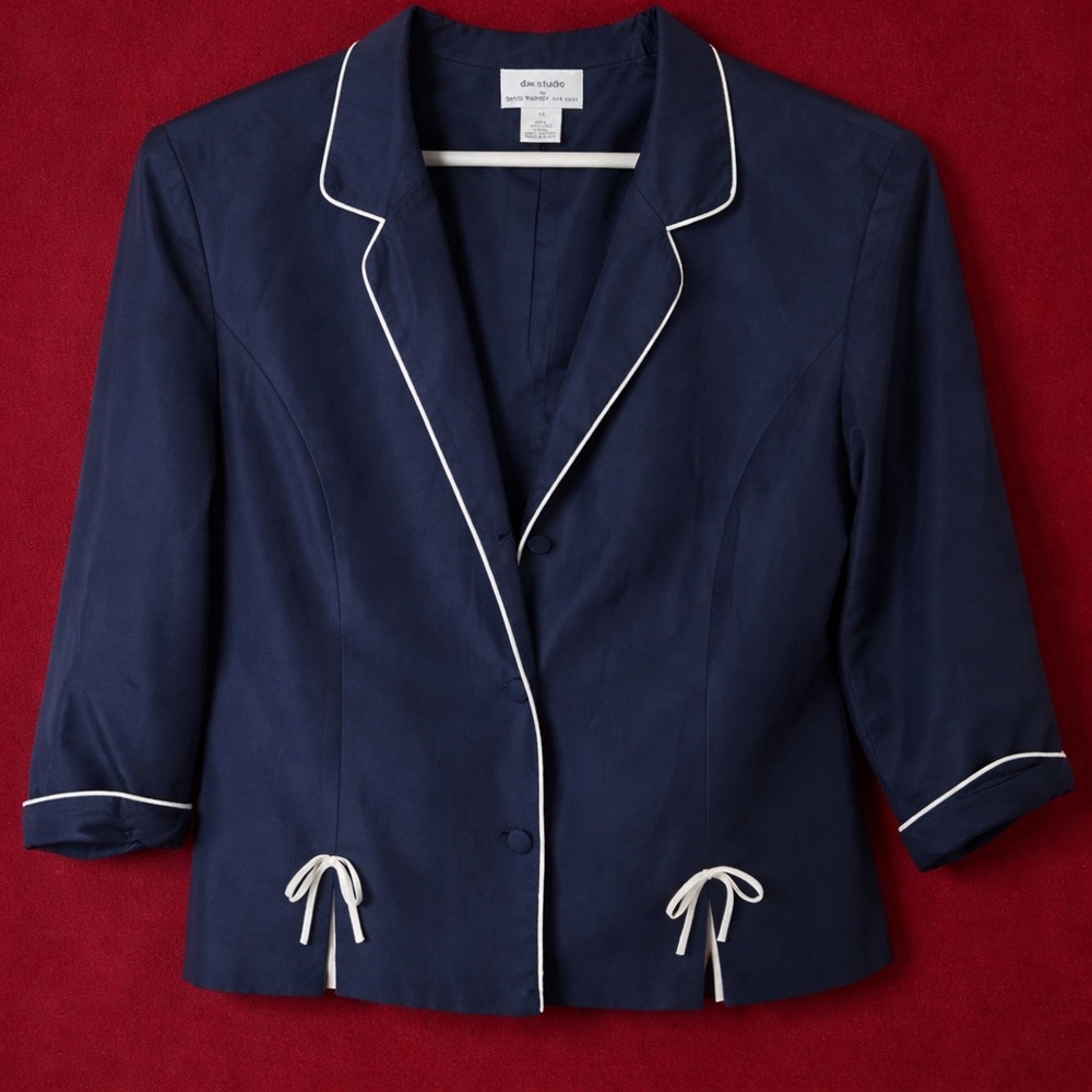 Vintage D.W. Studio, David Warren New York.  Navy blue silk blazer.  Size 14.